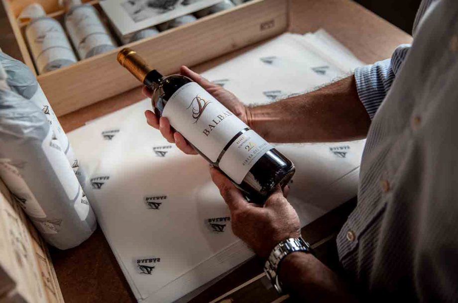 Packing Ribera del Duero red wine at Bodegas Balbás winery